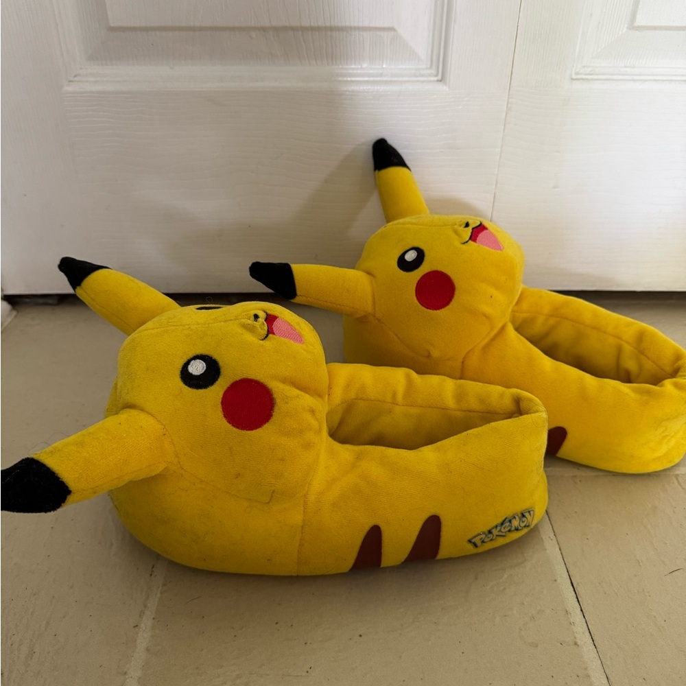 Yellow Pikachu Pokémon women’s Slippers size M 7 / 8